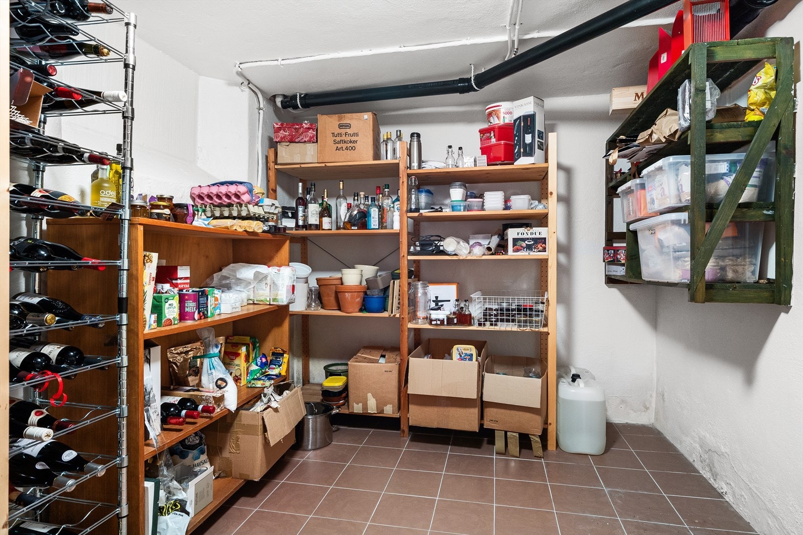 Rikelig med ekstra lagringsplass finnes i garasjen, i en stor kjellerbod, i et verksted og i en utvendig bod. Galleribilde