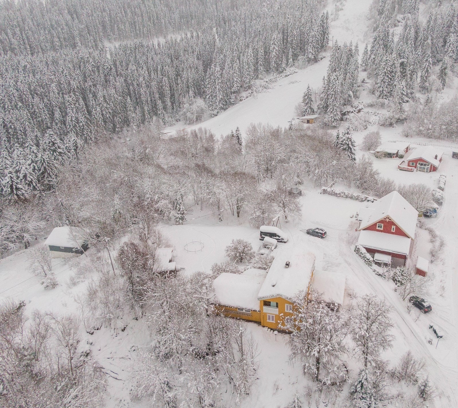 Boligen ligger tett på skog og mark, og har svært kort vei til friluftsområder ved Estenstadmarka, hvor man finner flotte turstier og lysløype. Galleribilde