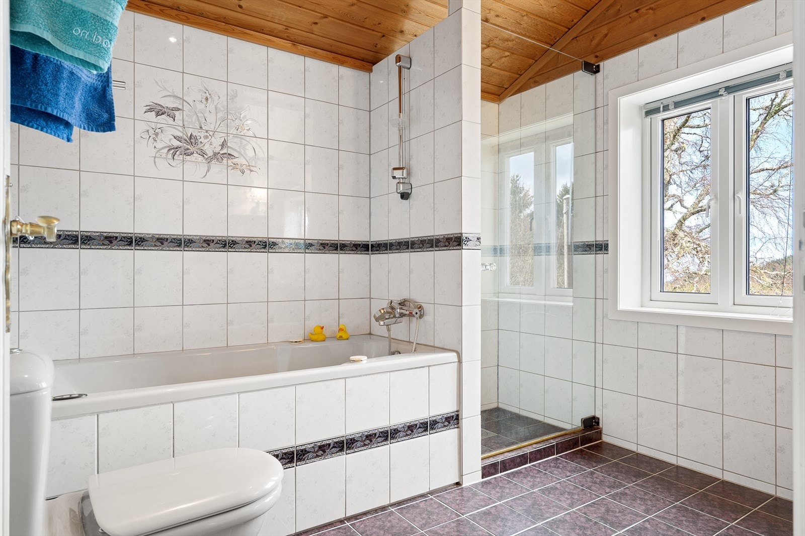 Planløsningen byr på to bad, ett i andre etasje og ett i kjelleren. Galleribilde