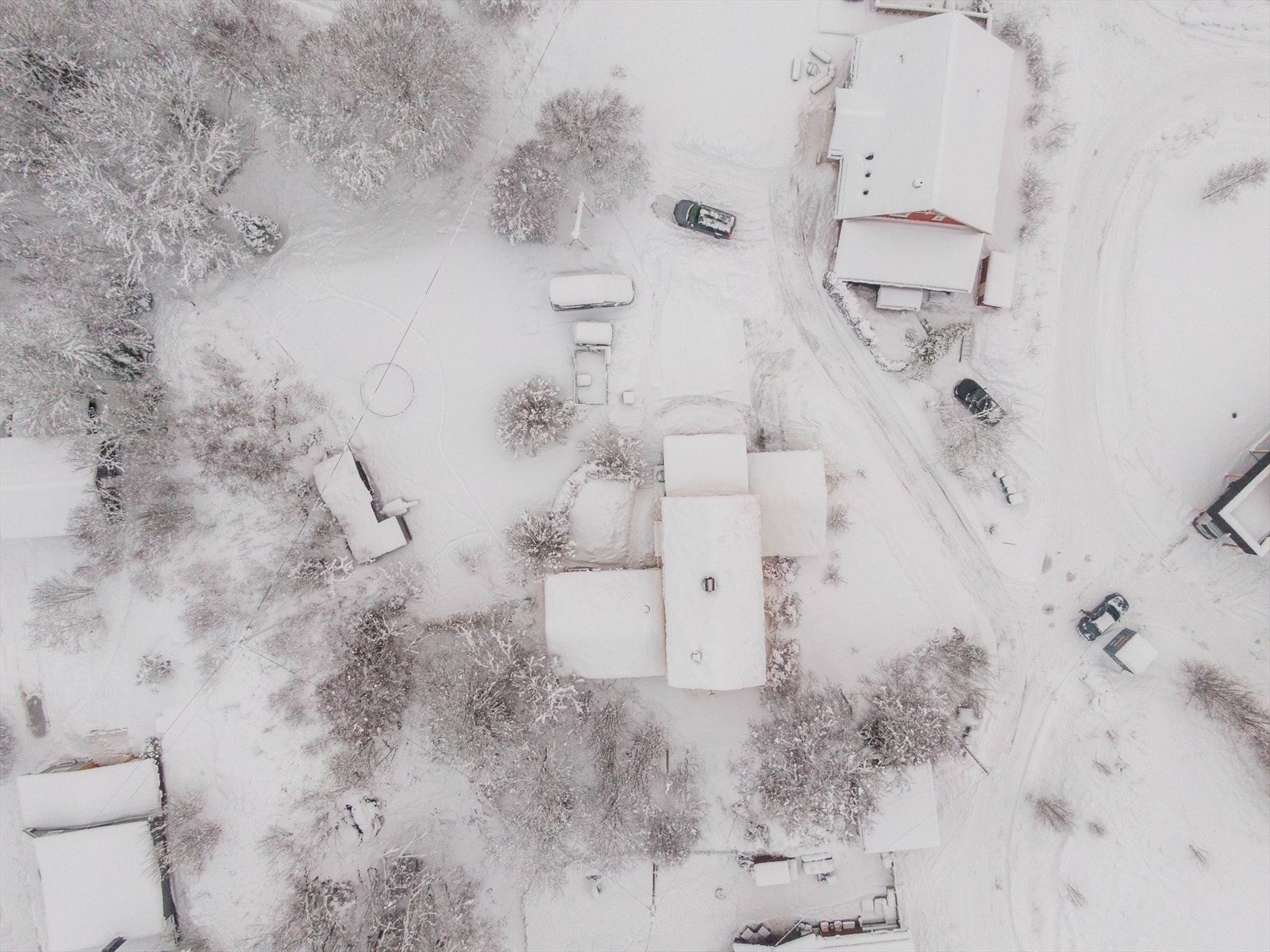 Tomten er på over to mål; solrik og skjermet med flott hage for lek og hygge. Galleribilde