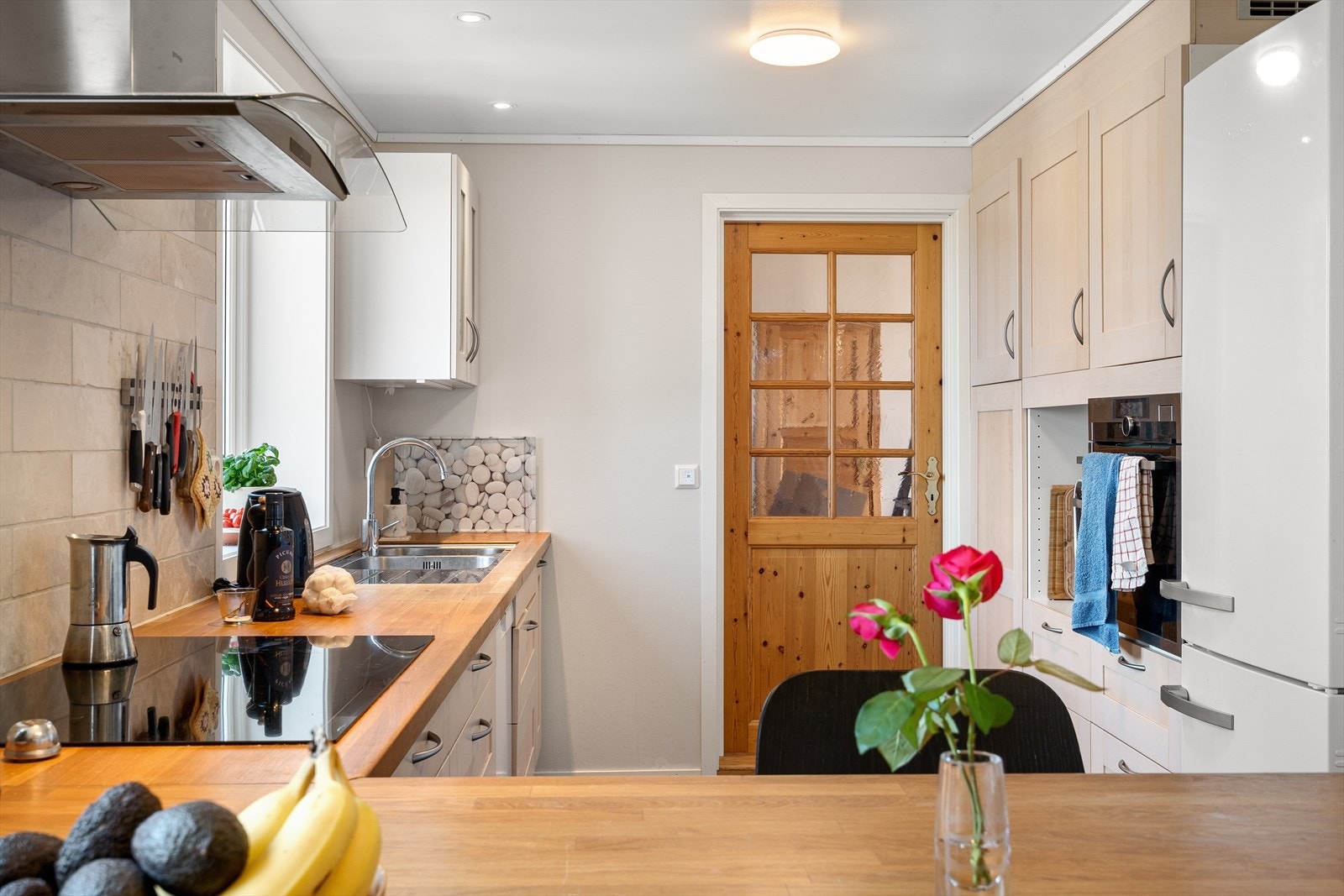 Av hvitevarer har kjøkkenet integrert platetopp og stekeovn, i tillegg til en frittstående oppvaskmaskin. Galleribilde