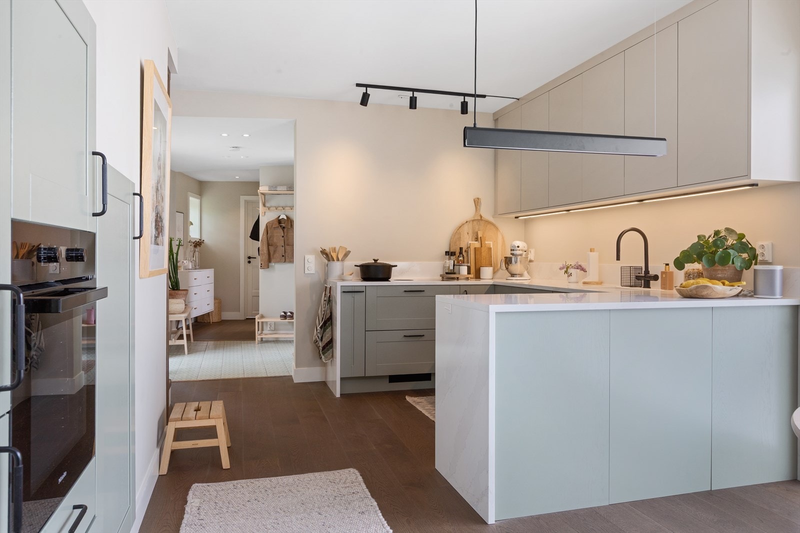 Kjøkken i vinkel med god benkeplass Galleribilde