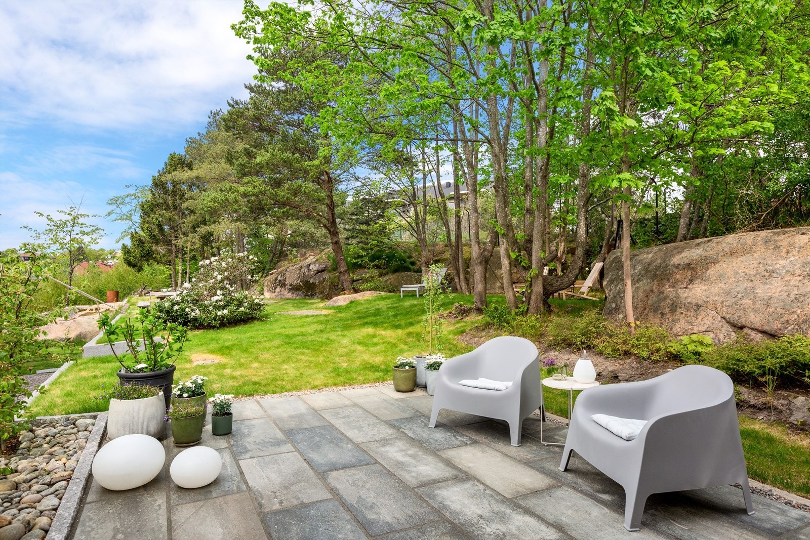 Hver seksjon har sin egen eksklusive tomteområde. Denne enheten har tomt øverst her, med både gode solforhold, og mulighet for skygge fra trær og vakker vegetasjon. Galleribilde