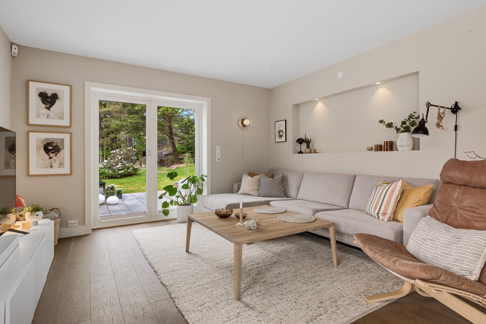 Stue med harmonisk fargevalg og dobbeltdør ut mot privat hage Galleribilde