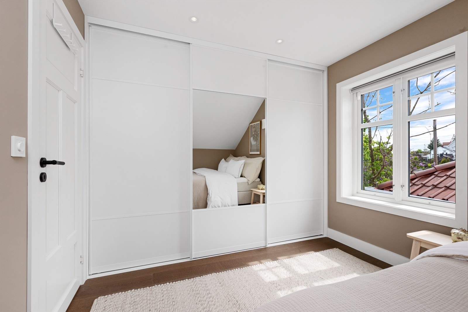 Soverom 2 har skyvedørsgarderobe med speil og gode oppbevaringsmuligheter Galleribilde