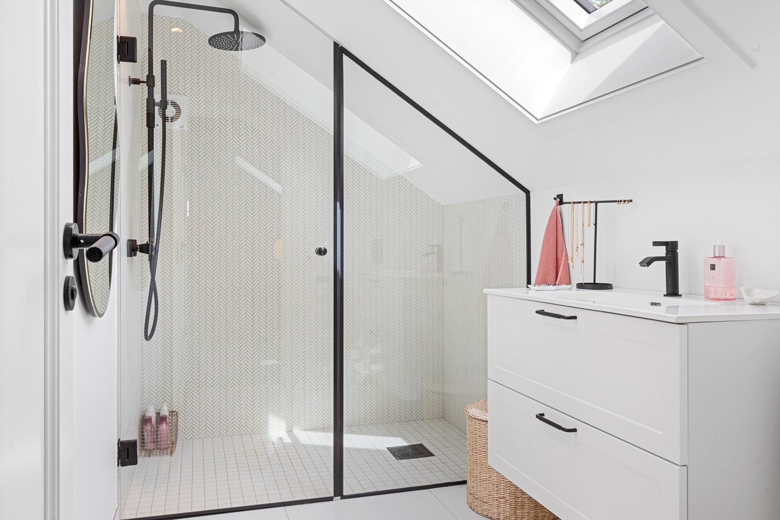 Bad 2. etasje: Moderne bad med takvindu, stor dusjnisje og rene linjer Galleribilde