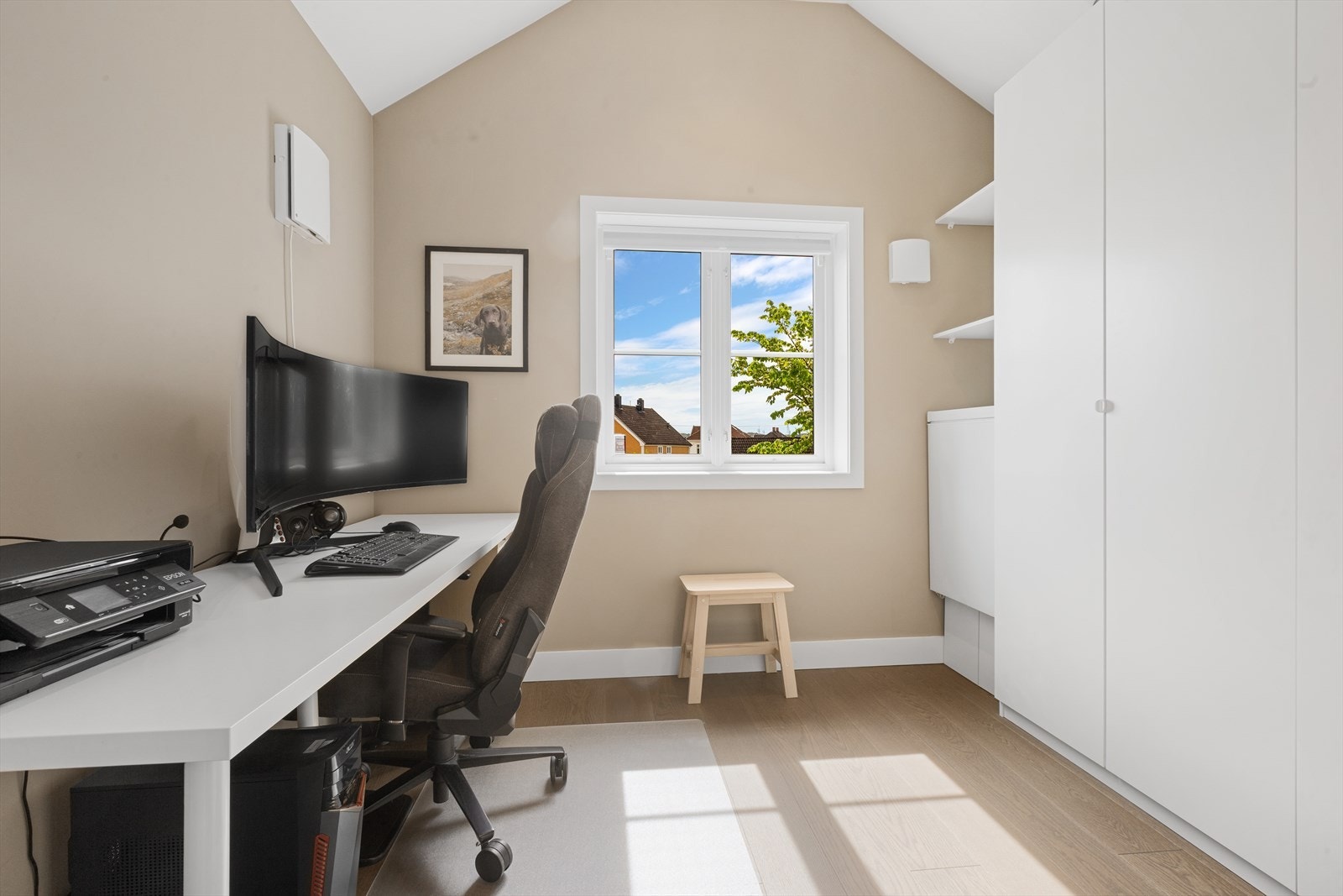 Rommet i 1. etasje blir idag brukt som kontor med god arbeidsflate, innebygd skapplass og nydelig utsyn. Rommet har også tilgang til en hems, som kan benyttes til enda mer lagring Galleribilde