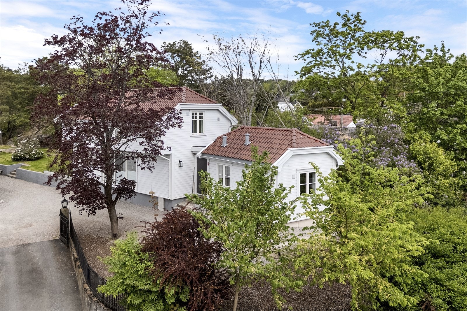 Boligen ligger høyt over veien, og har lite innsyn Galleribilde