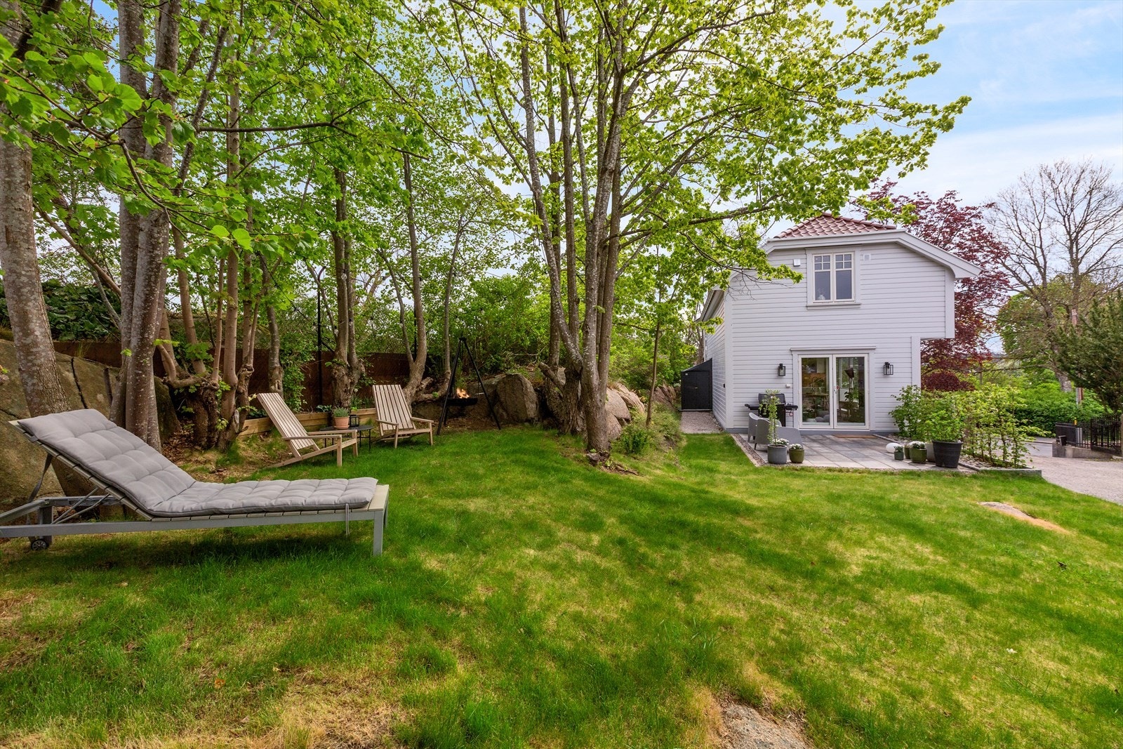 Solrik og skjermet uteplass Galleribilde