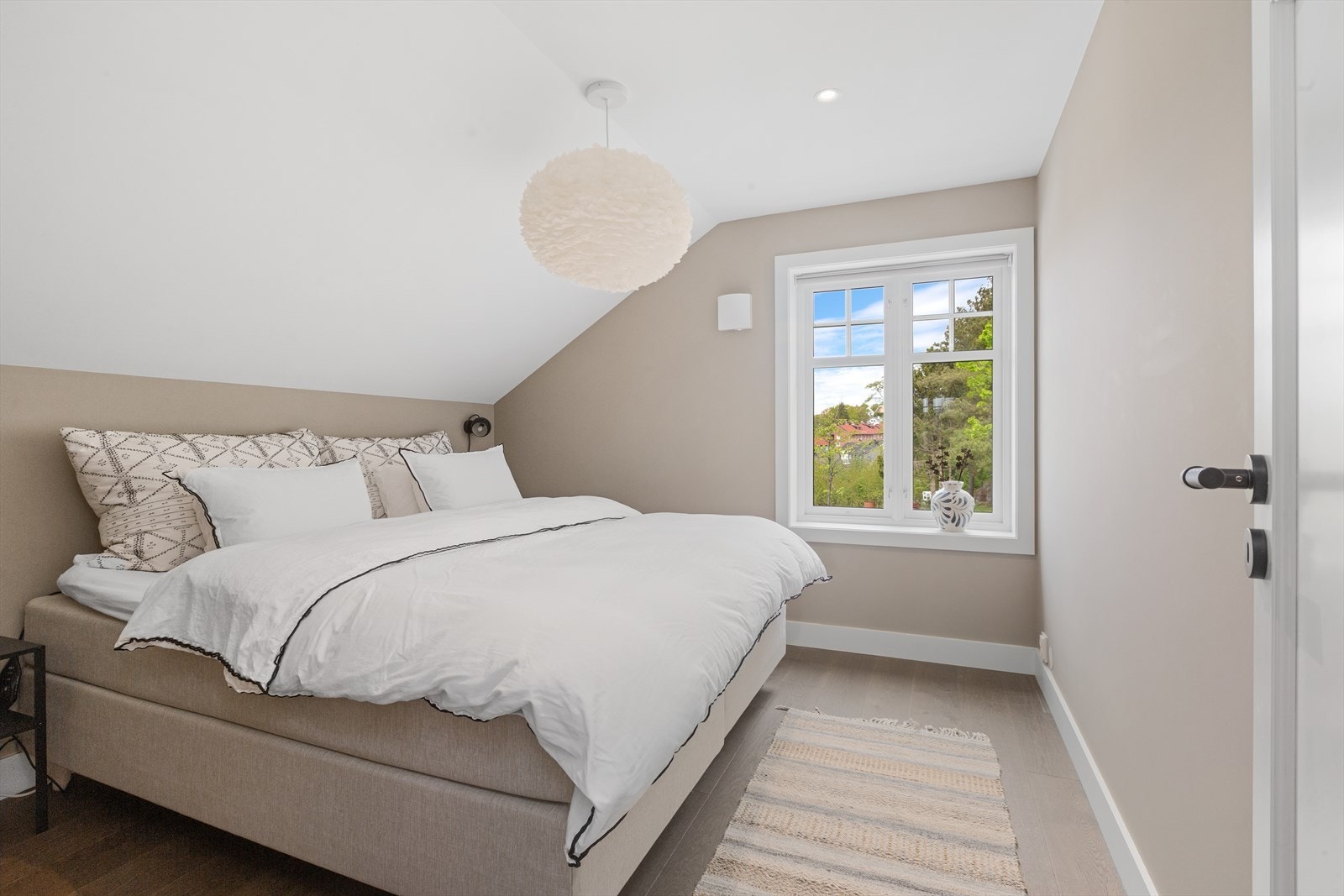 Soverom 1 vendt mot hagen, med skråtak og lune farger Galleribilde