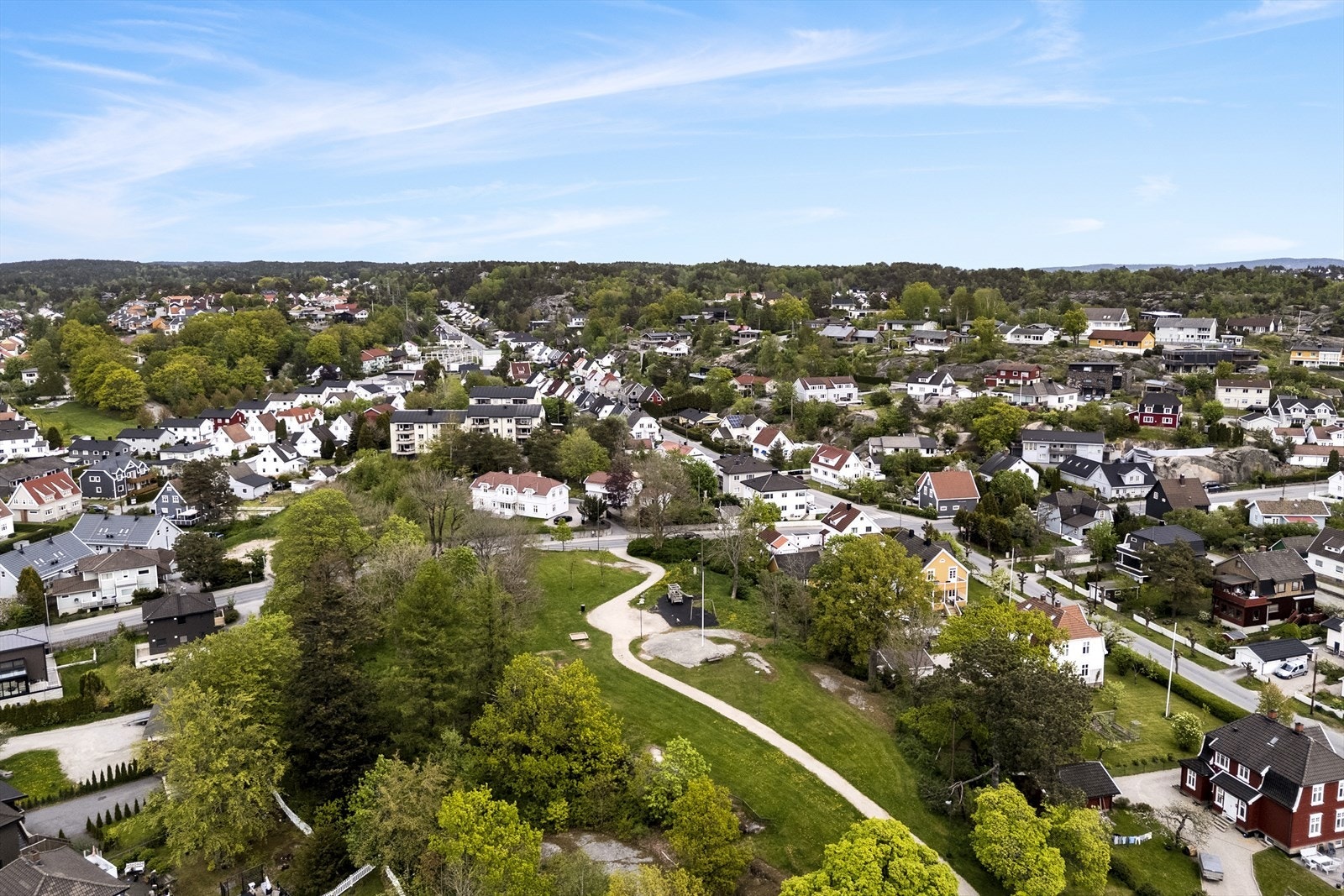 Området er rolig, oversiktlig og passer godt for barnefamilier, med trygg vei til både skole og barnehage. I bakgrunnen kan du se flotte Fredrikstadmaka med turløyper og badeplasser Galleribilde
