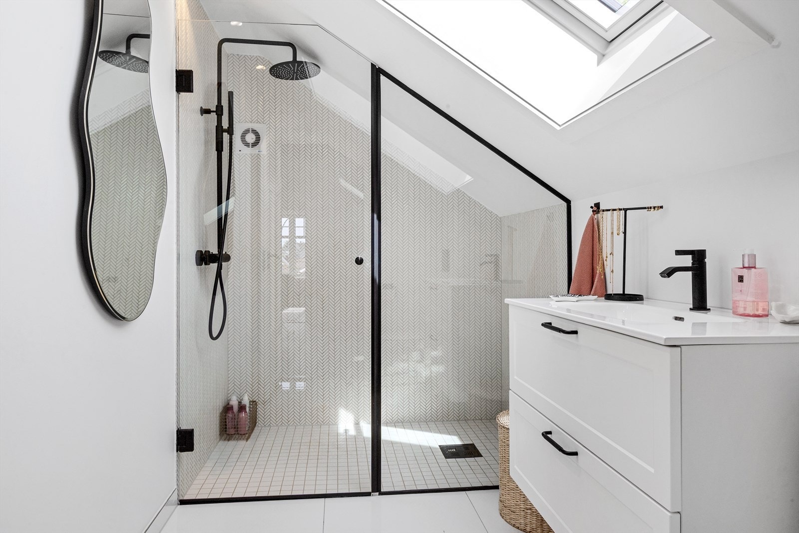 Elegant dusjløsning med sorte detaljer og glassvegg , minimalistisk design med god romfølelse Galleribilde