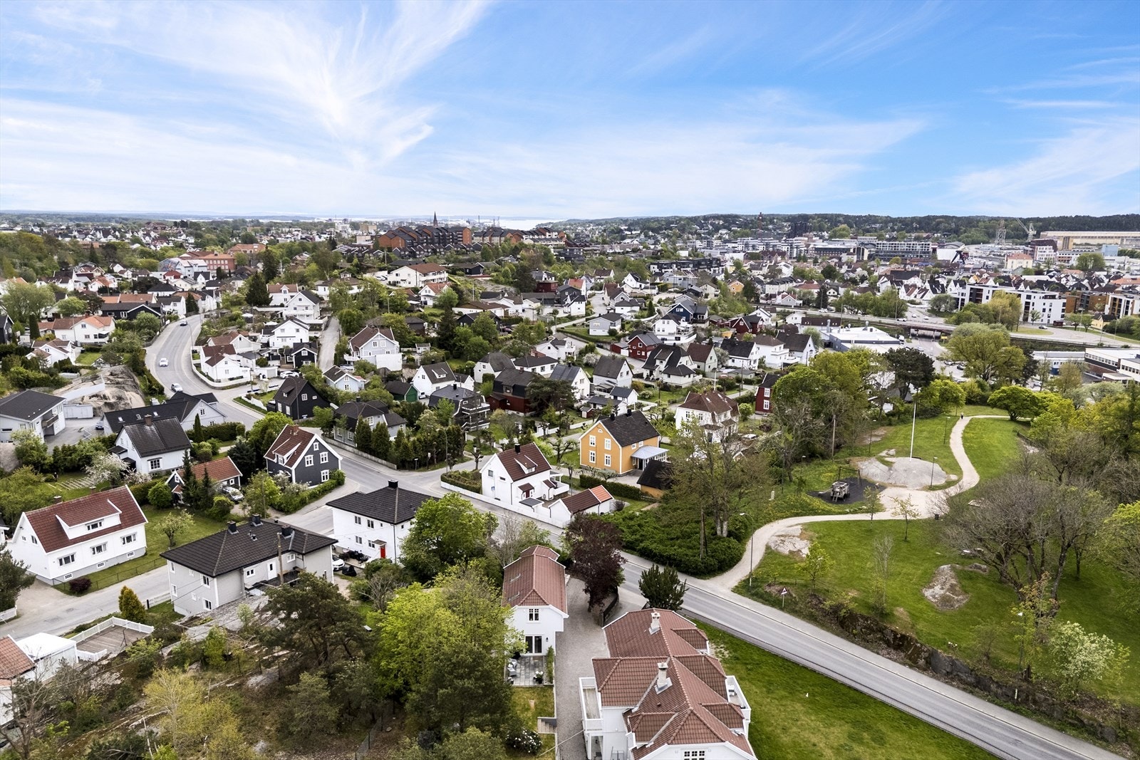 Eiendommen ligger tvers over Knipleparken. Området består hovedsakelig av eneboliger og småhusbebyggelse, med kort vei til sentrum, marka, skoler, barnehager og fritidsaktiviteter Galleribilde