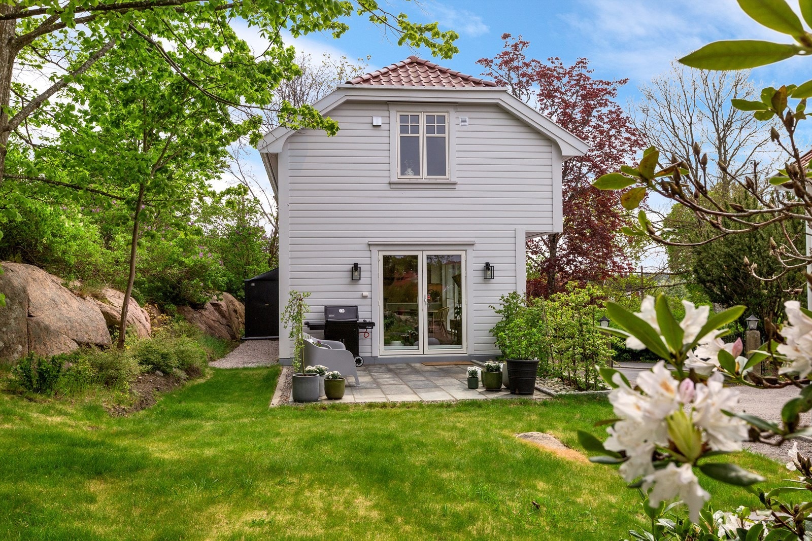 Fra hagen. Redskapsbod på baksiden for praktisk lagring av utemøblement og hageutstyr Galleribilde