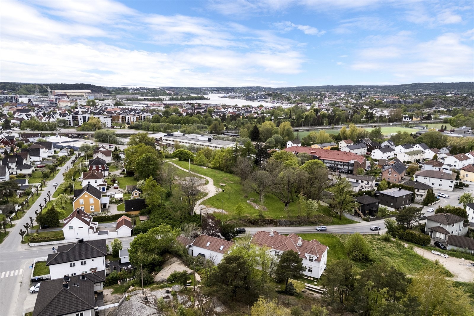 Nærmiljøet byr på gode rekreasjonsmuligheter med grøntområder, gangstier og lekeplasser i umiddelbar nærhet. Boligen ligger ideelt til for deg som ønsker nærhet til både natur og byliv. Galleribilde