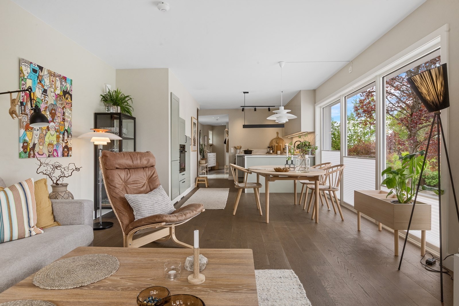 Åpen stue- og spiseavdeling med fin flyt mellom sonene og godt med naturlig lys fra flere himmelretninger. Galleribilde