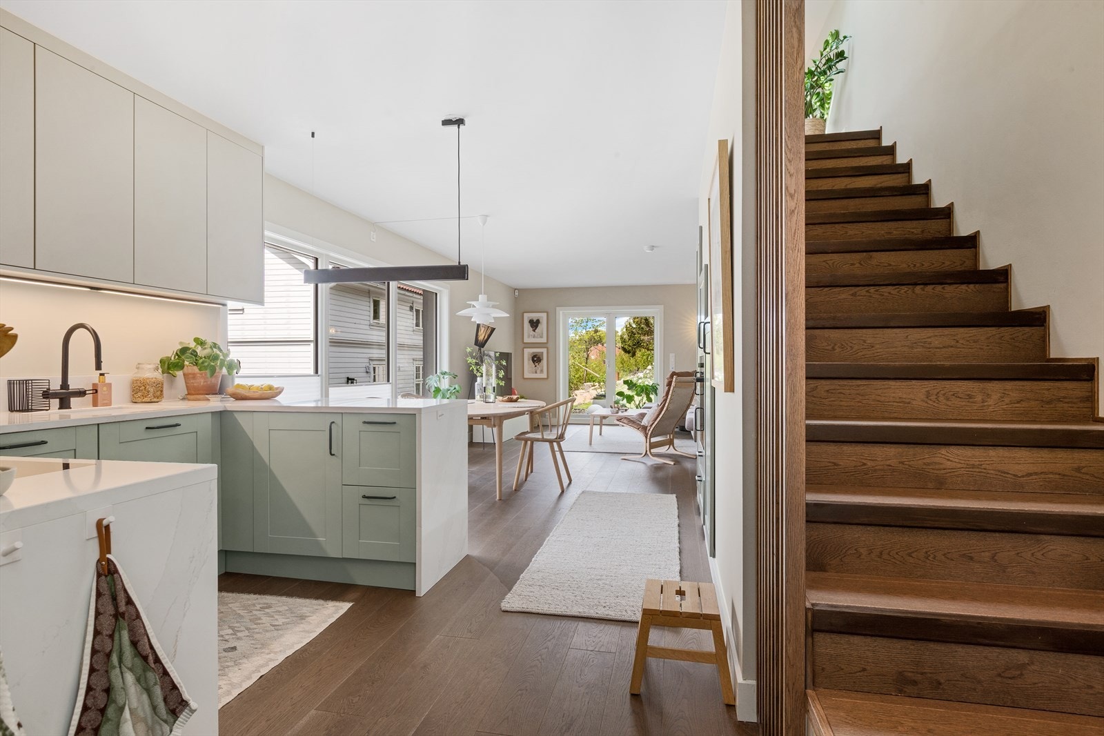 Trivelig kjøkken- og spisestueløsning. God kvalitet på overflater. Galleribilde