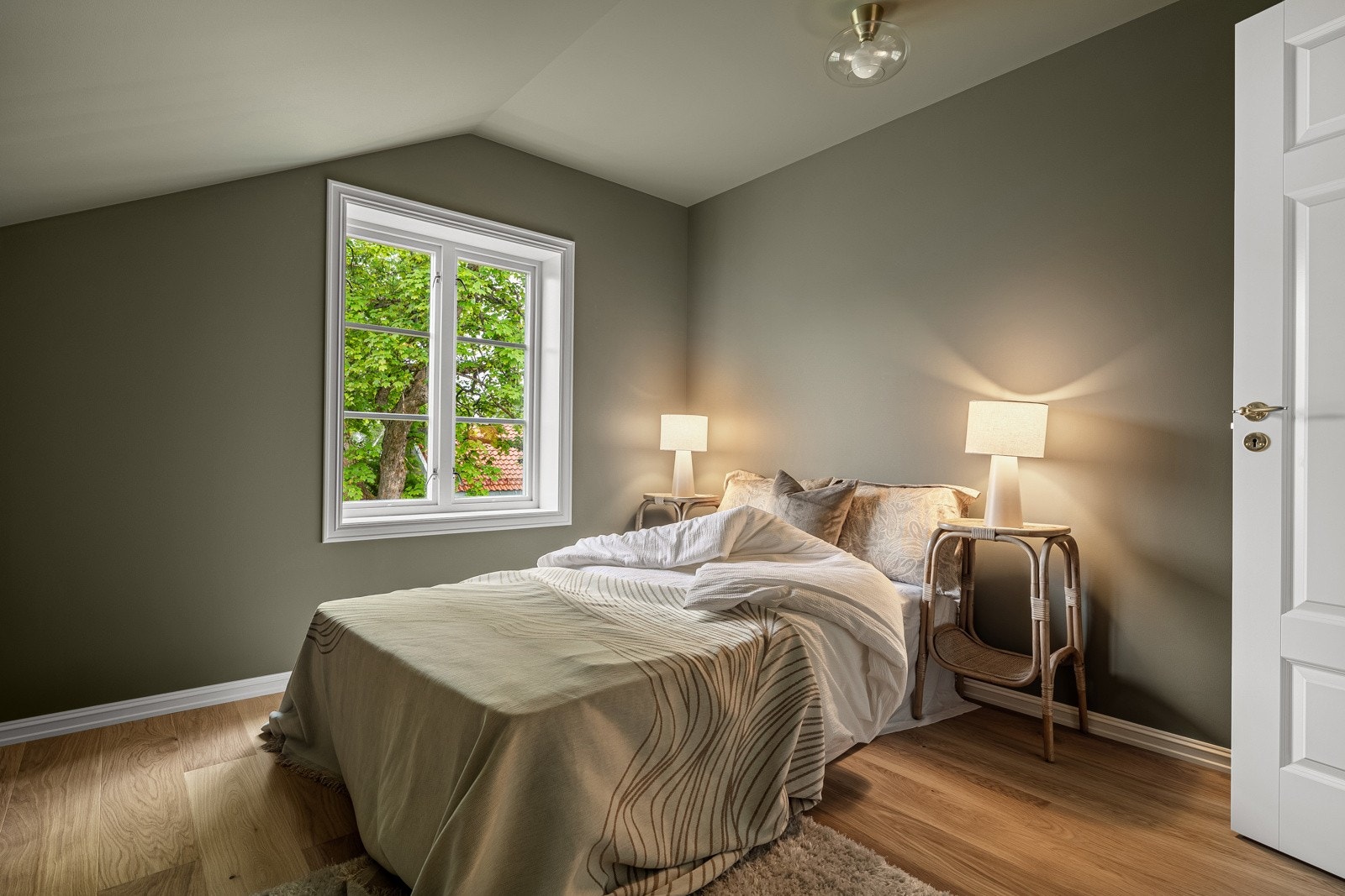 Alle soverommene har god plass til en enkel- eller dobbeltseng, nattbord og garderobeskap. Galleribilde