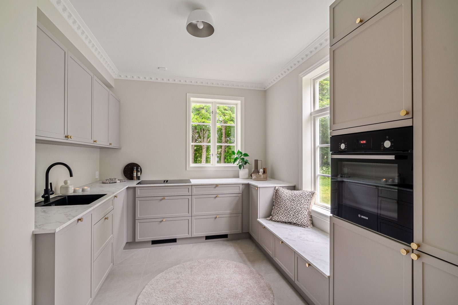 Delikat og gjennomtenkt kjøkken fra 2025 med rikelig skap- og benkeplass. Galleribilde