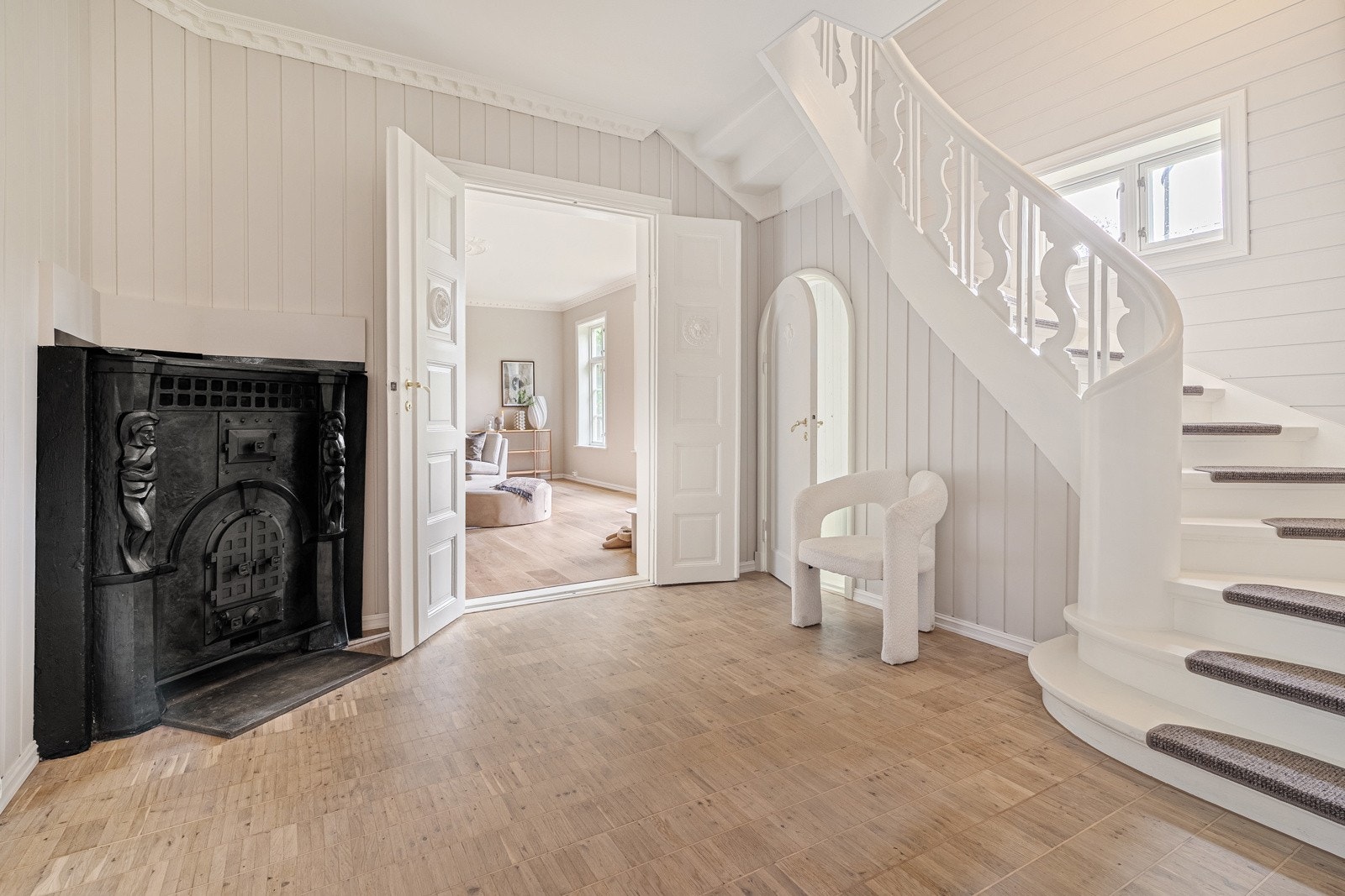 Den innholdsrike boligen på hele 307 kvm BRA går over tre plan og gir et solid førsteinntrykk. Galleribilde