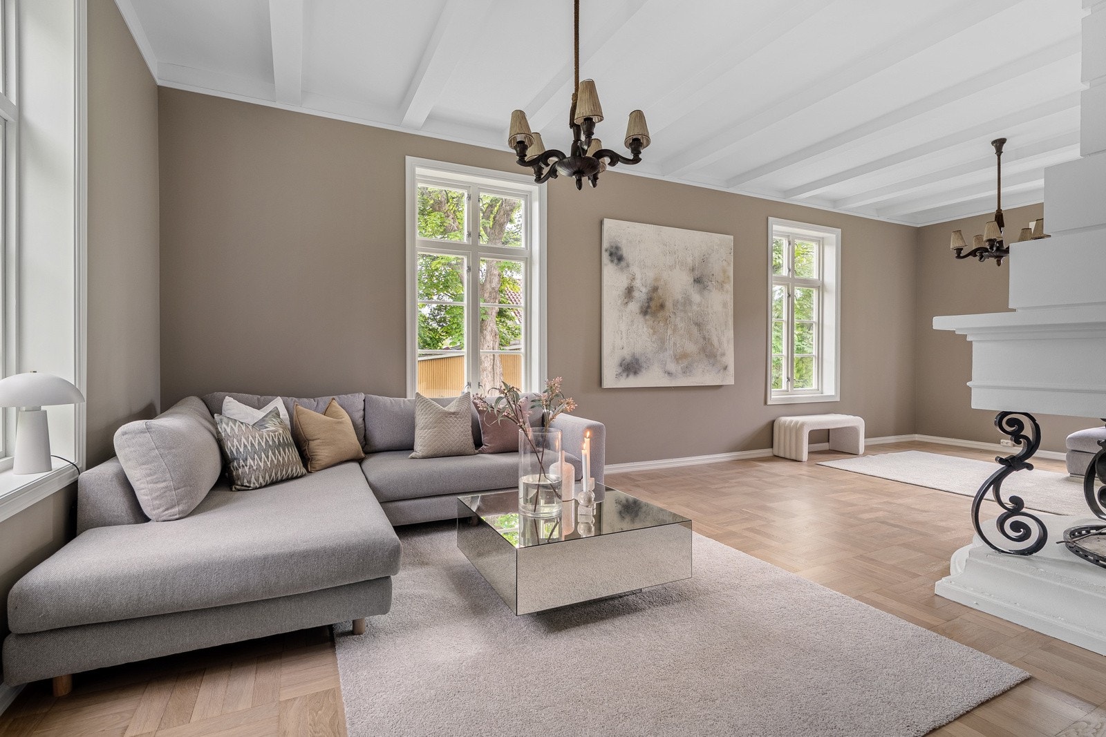 Den generøse planløsningen med to separate stuer byr på mange innredningsmuligheter. Galleribilde