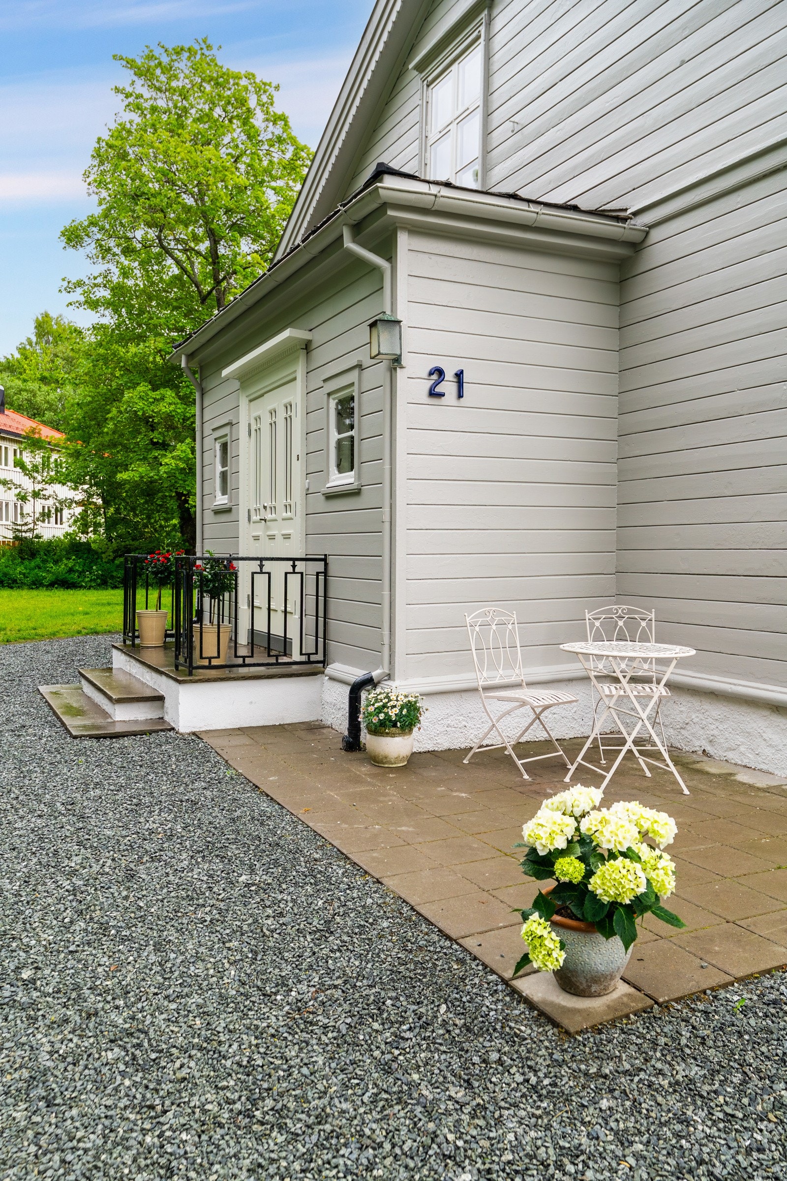 "Engstykket" har en rik historie og har vært eid av tidligere ordfører, fylkesmann og justisminister Johan Cappelen. Kong Olav har besøkt eiendommen to ganger, samt flere prominente gjester. Galleribilde