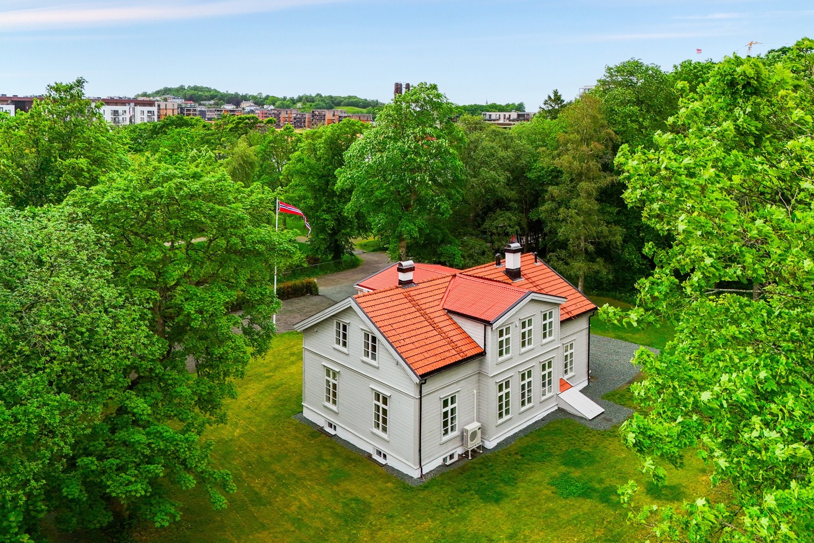 Her får du en stor eiendom med moderne standard og solrik tomt, kun gang- og sykkelavstand fra sentrumskjernen. Galleribilde