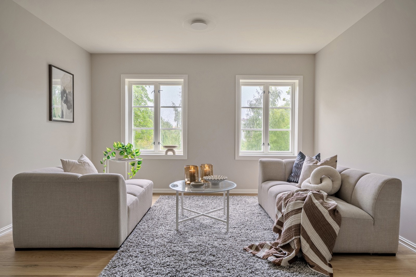 Stuen har god plass til ønsket møblering, samt flott og fri utsikt. Galleribilde