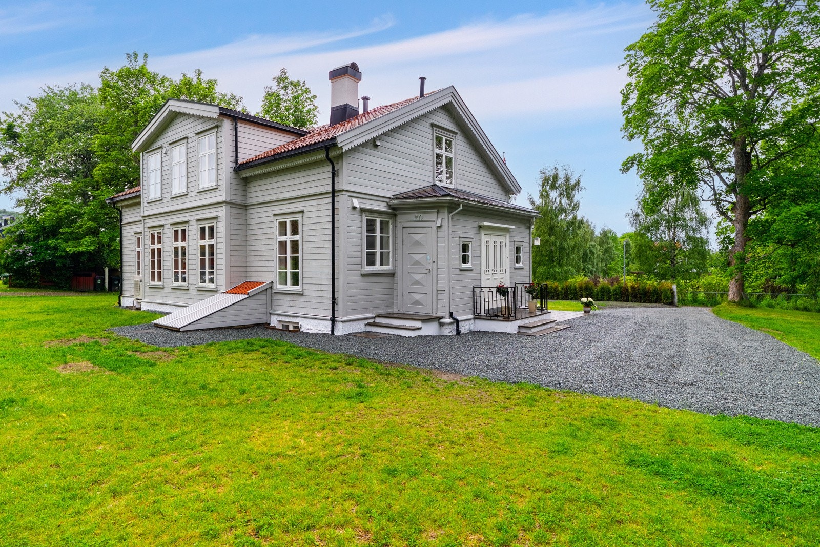 Gårdsplassen er pent opparbeidet med grus og gressplen, samt flotte grøntarealer som gir en skjermet beliggenhet. Galleribilde