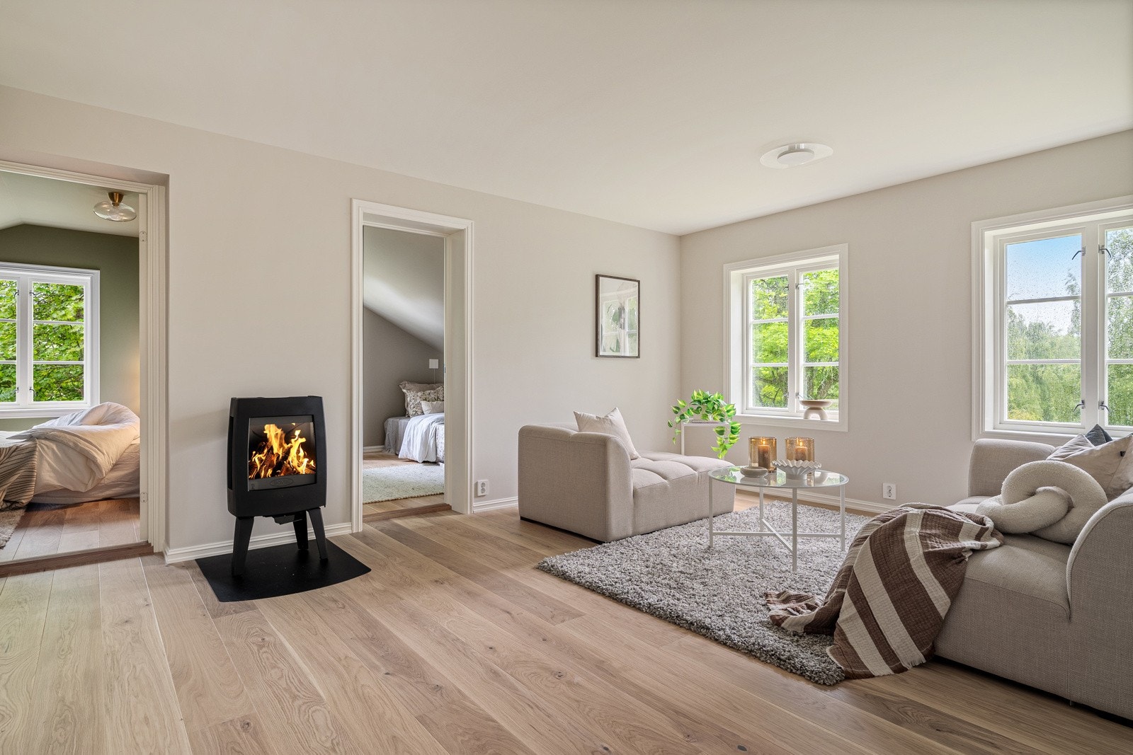 Stue på luftige 21,5 kvm med flott peis som tilfører rommet godt med varme. Galleribilde