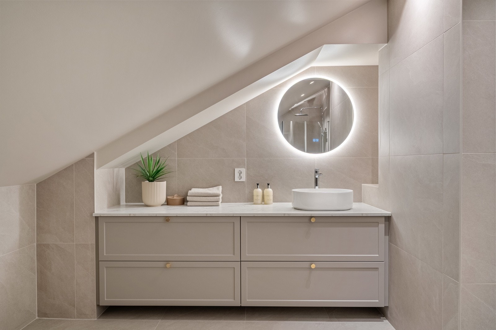 Nyoppusset bad med moderne innredning og smakfulle, delikate fliser. Galleribilde