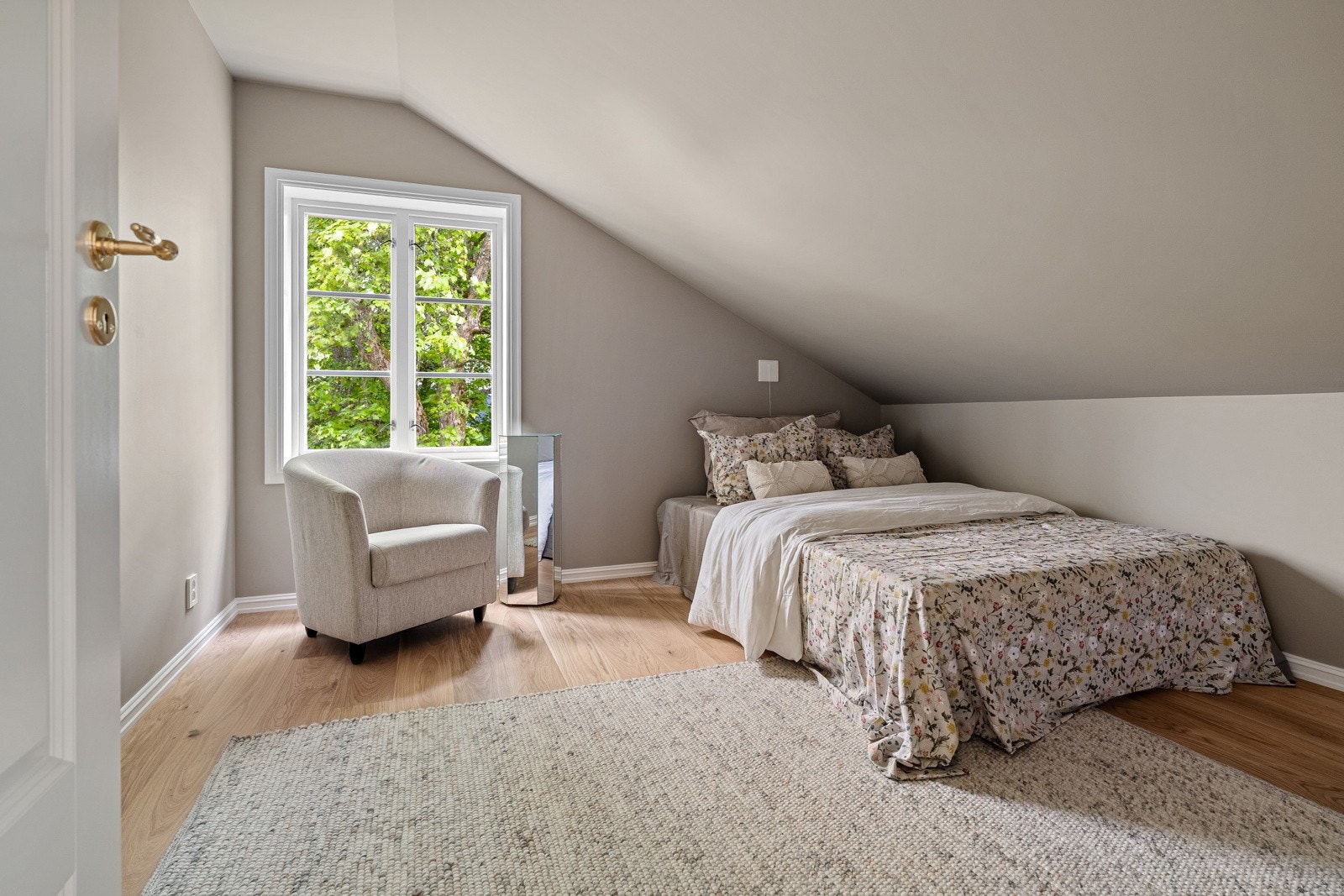 Soverommene er etablert på samme plan, noe som er svært praktisk for barnefamilien. Galleribilde