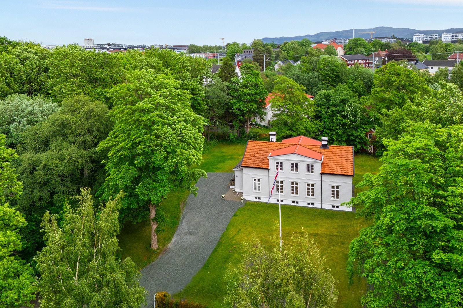 Engstykket er den siste av lystgårdene på sørsiden av jernbanen som ikke er innbygget som en del av bydelen. Siden ca. 1850 er det utskilt flere tomter men eiendommen er fremdeles fremtredende i det frodige landskapsrommet. Galleribilde