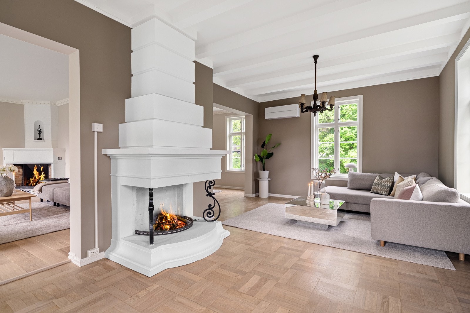 Peisen er et vakkert midtpunkt i rommet. Galleribilde