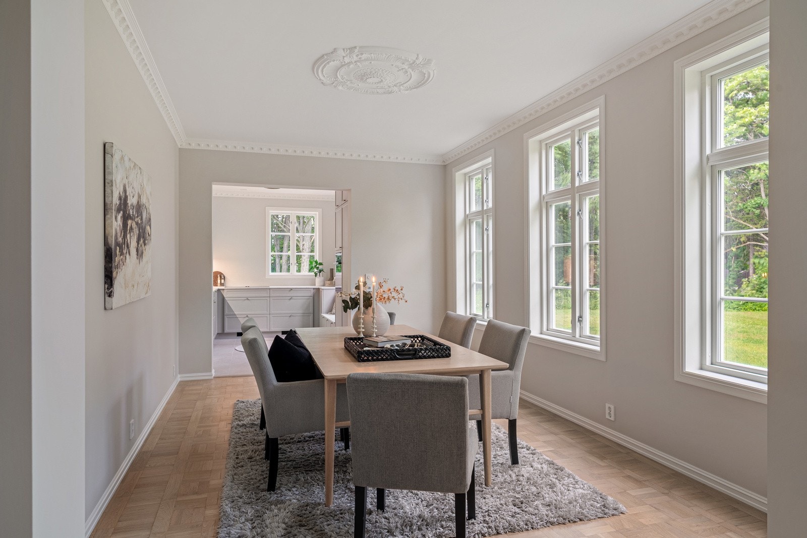 Tvers over stuen ligger en romslig spisestue på 18 kvm, med god plass til hele familien. Galleribilde