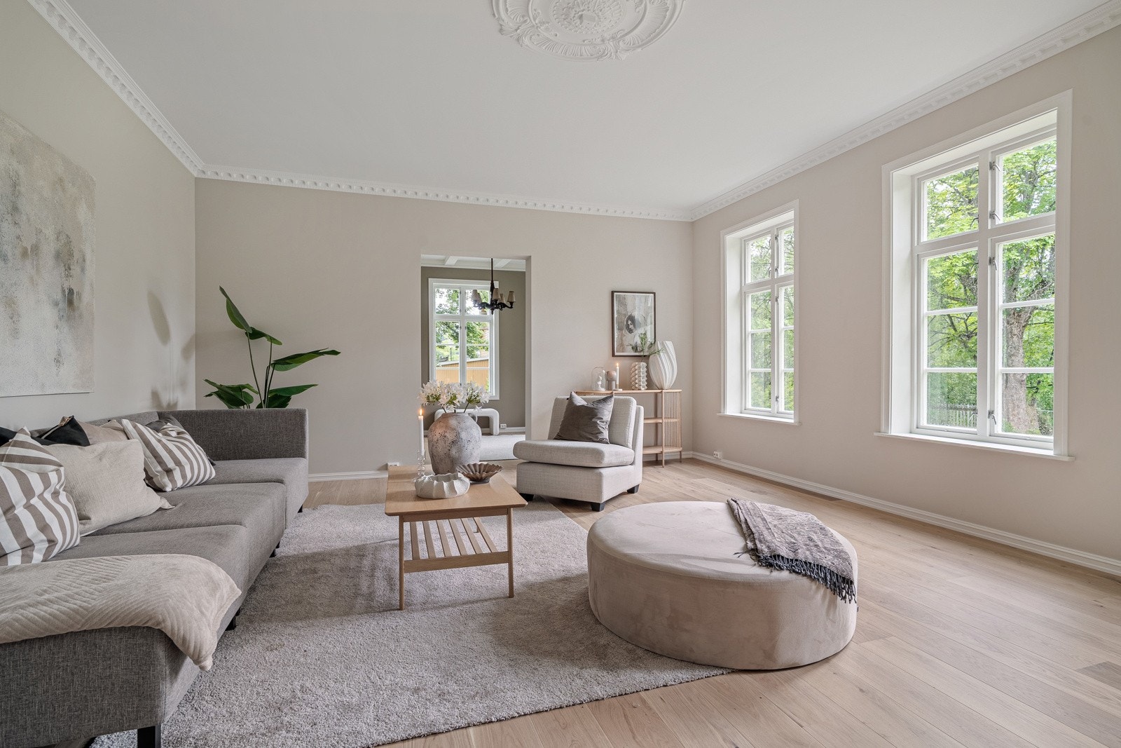 Hovedstuen på hele 30 kvm preges av godt lys og en svært innbydende atmosfære. Galleribilde