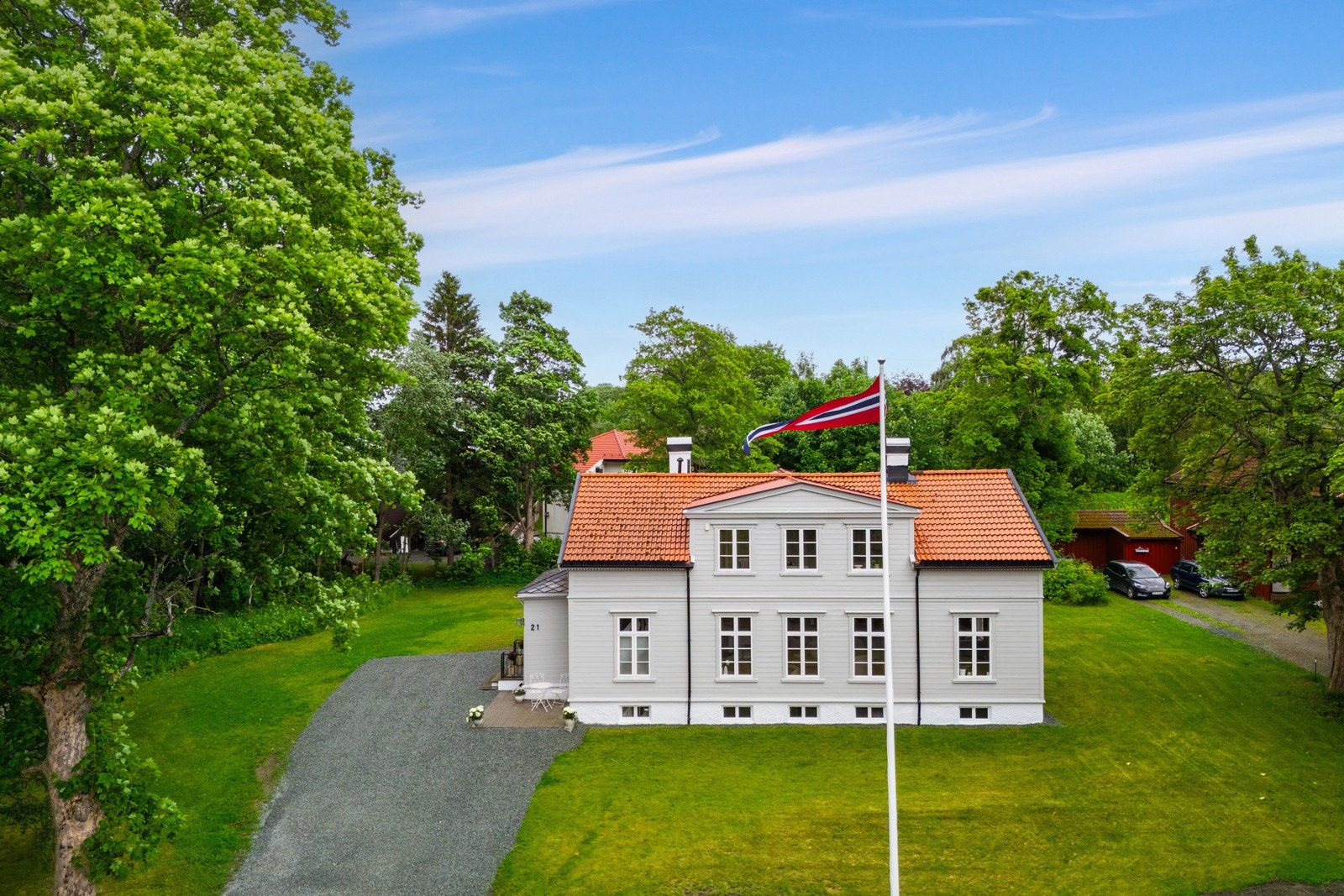Proaktiv Eiendomsmegling ved Eirik Døsen har den store gleden av å presentere en herskapelig og eksklusiv villaeiendom på Dalen. Galleribilde