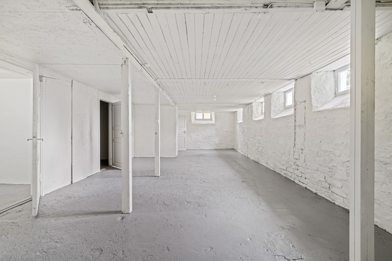 Kjelleretasjen har rikelig med bodareal. I tillegg har man en vaskekjeller på 16 kvm og toalettrom. Galleribilde