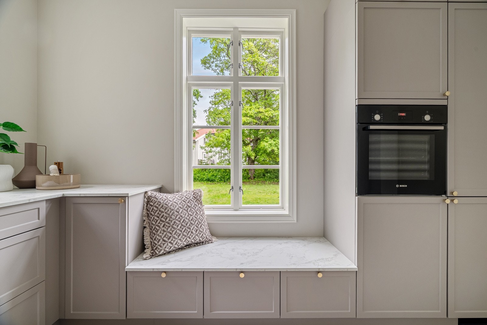 Integrert kombiskap, stekeovn, platetopp og oppvaskmaskin. Galleribilde