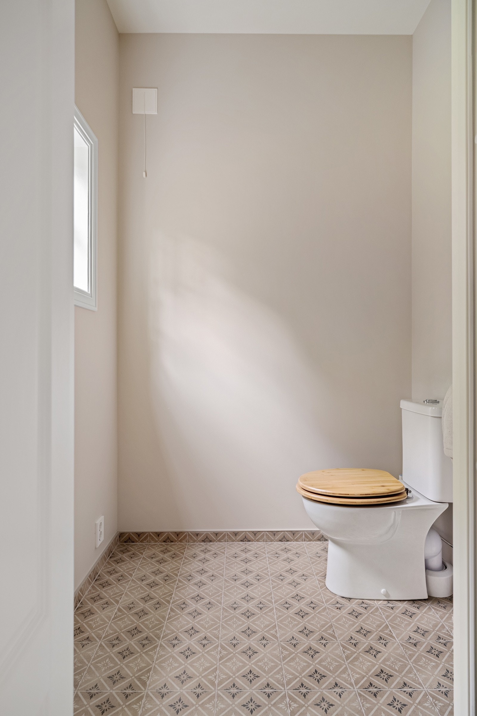 Praktisk toalettrom med gulvvarme i tilknytning til entréen. Utstyrt med servant, servantskap og toalett. Galleribilde