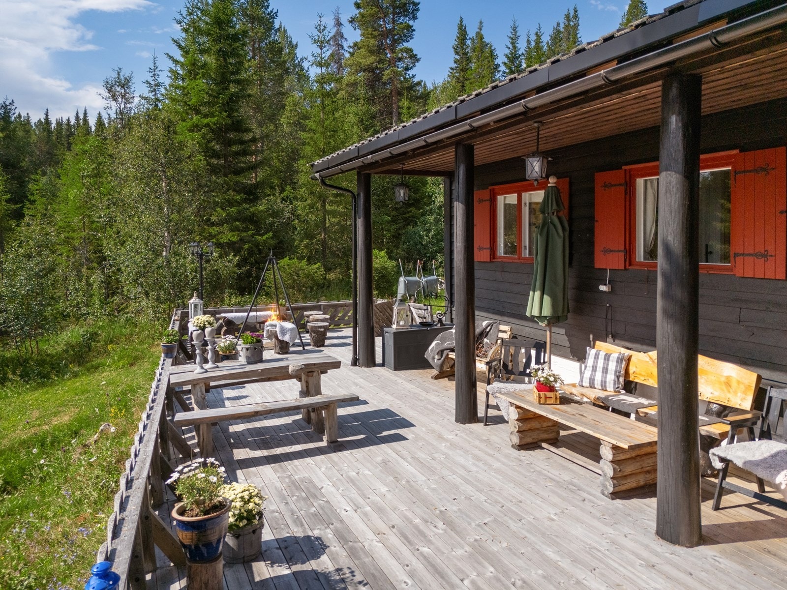 Romslig, dels overbygd terrasse. Galleribilde