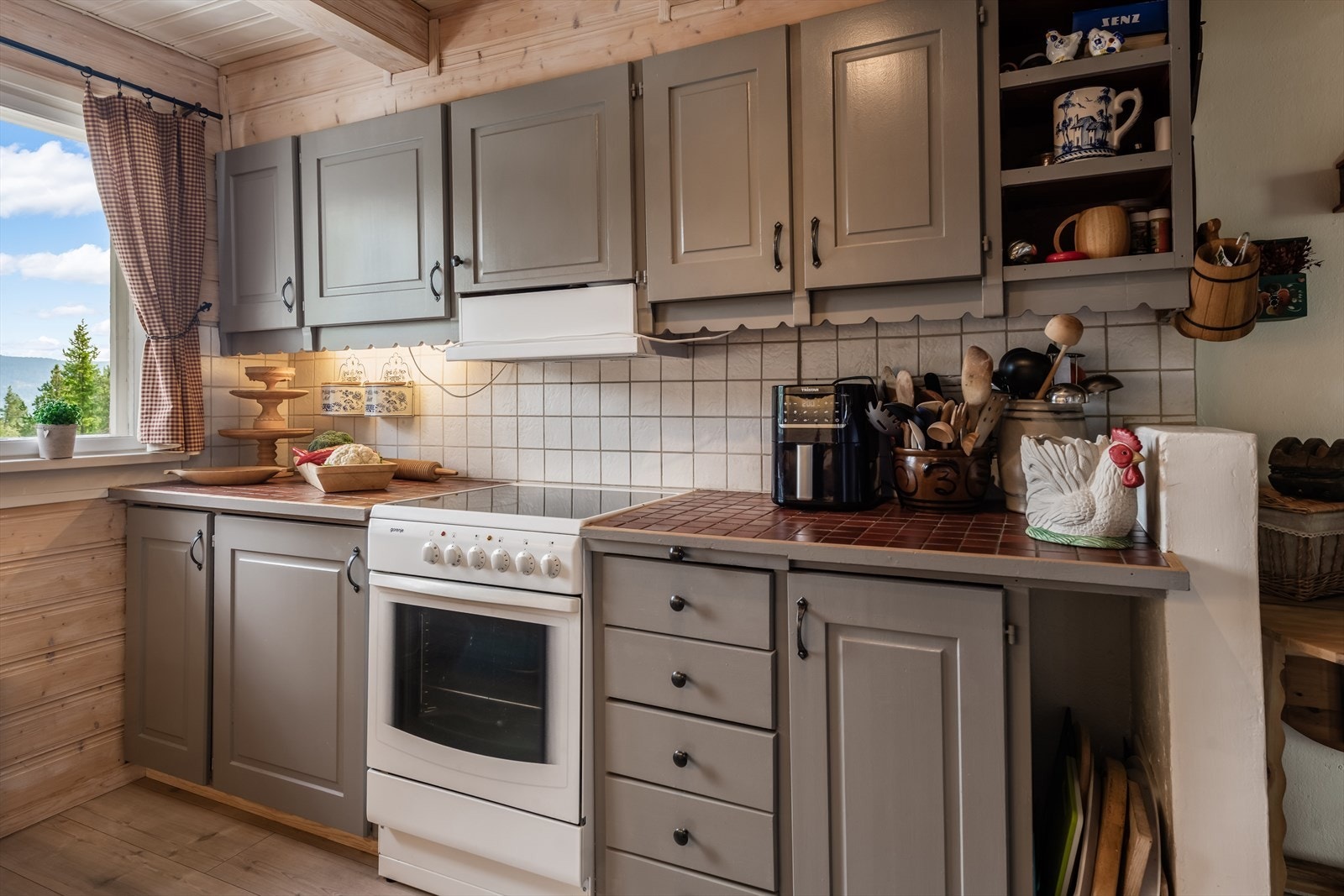 Godt med benk- og skapplass i over- og underskap. Galleribilde