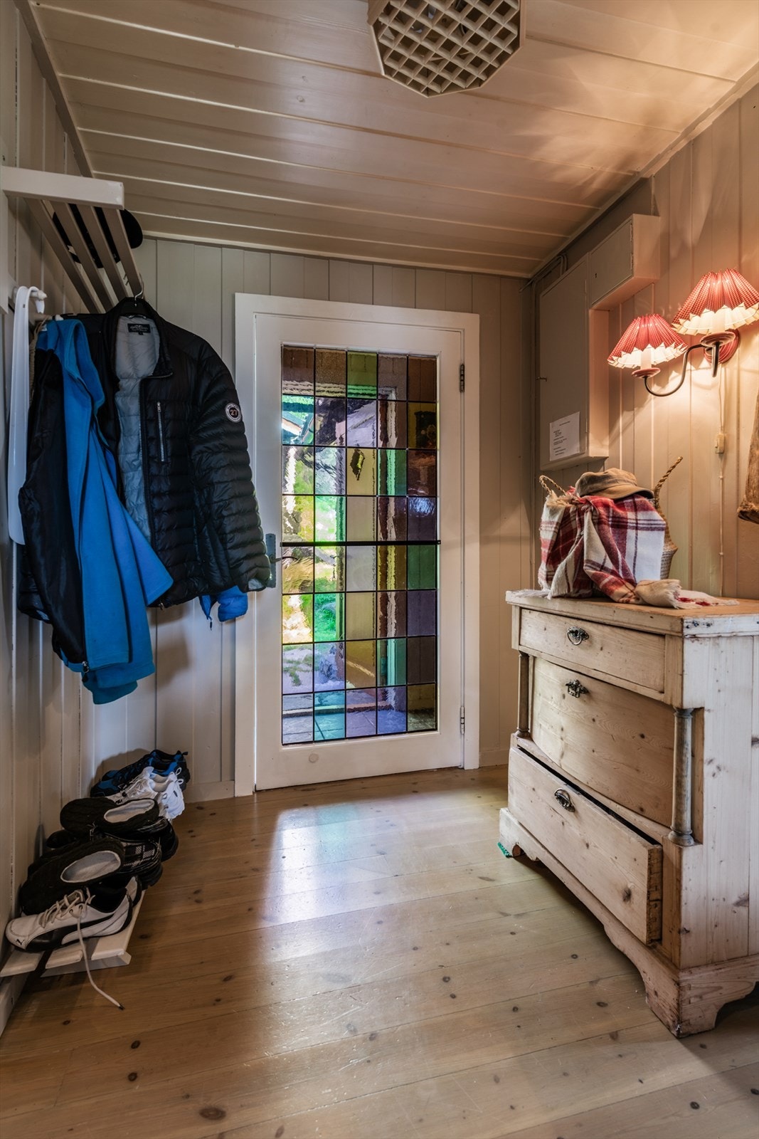 Gang med plass for å henge fra seg yttertøyet. Galleribilde