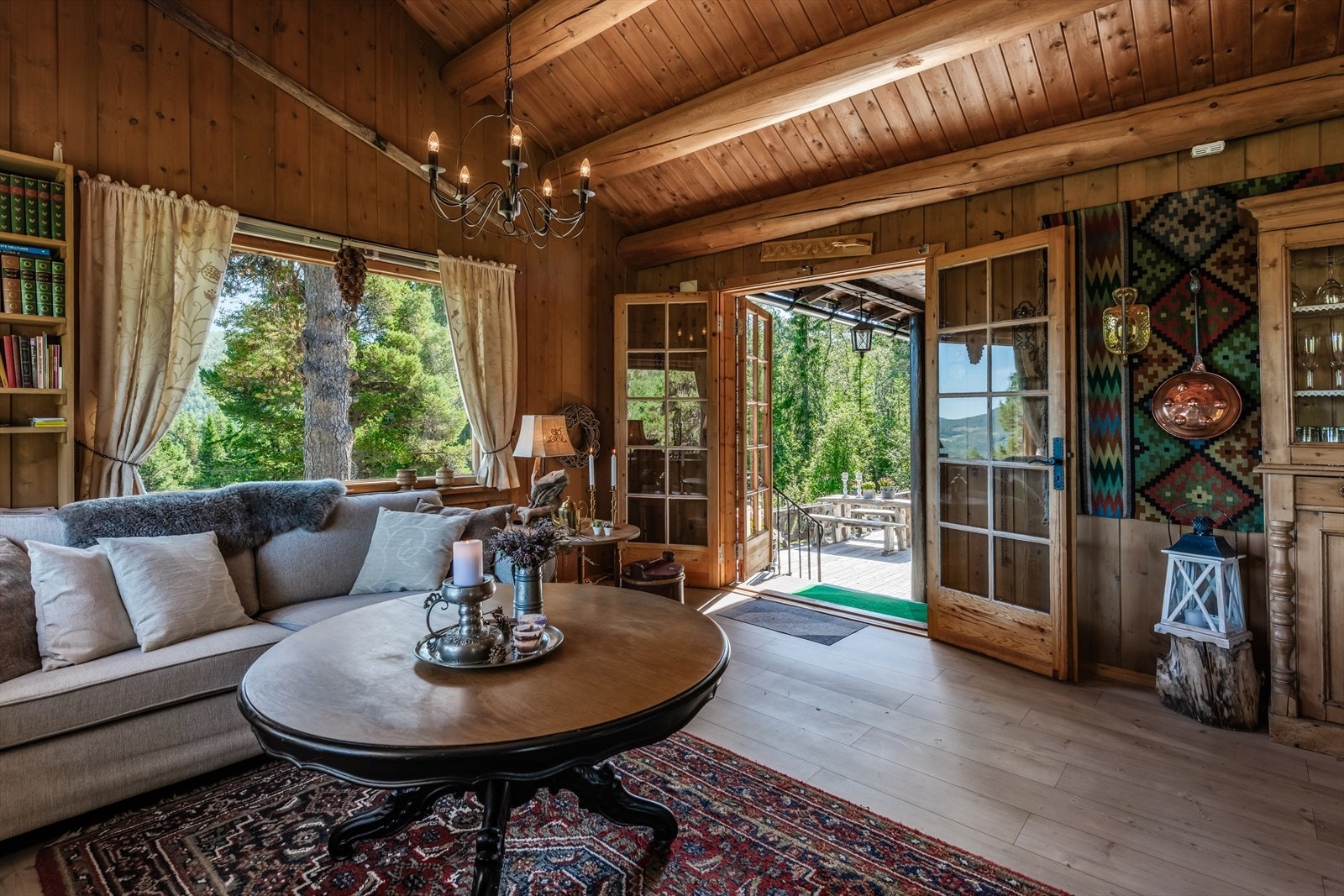 Dør ut til dels overbygd terrasse, og videre til terreng. Galleribilde