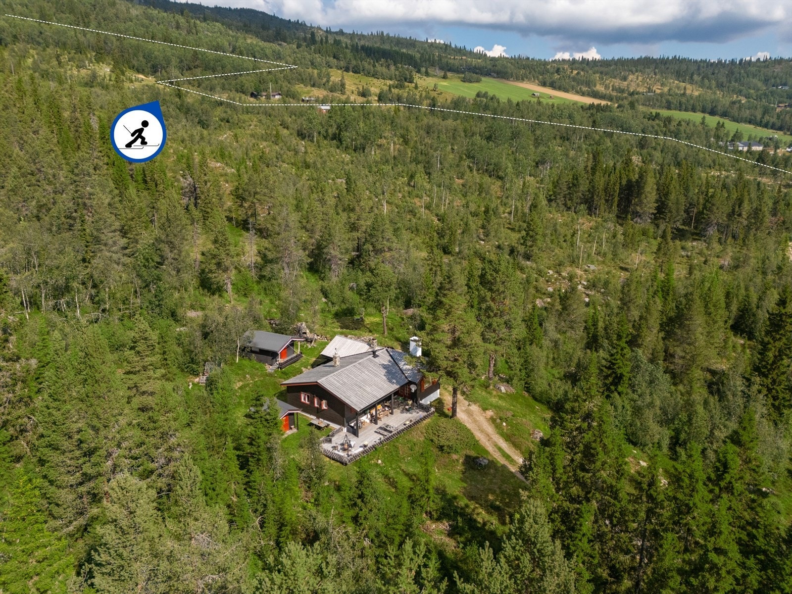 Skiløype like ved hytta. Området byr på flotte turmuligheter, både på beina, med ski og på sykkel. Galleribilde