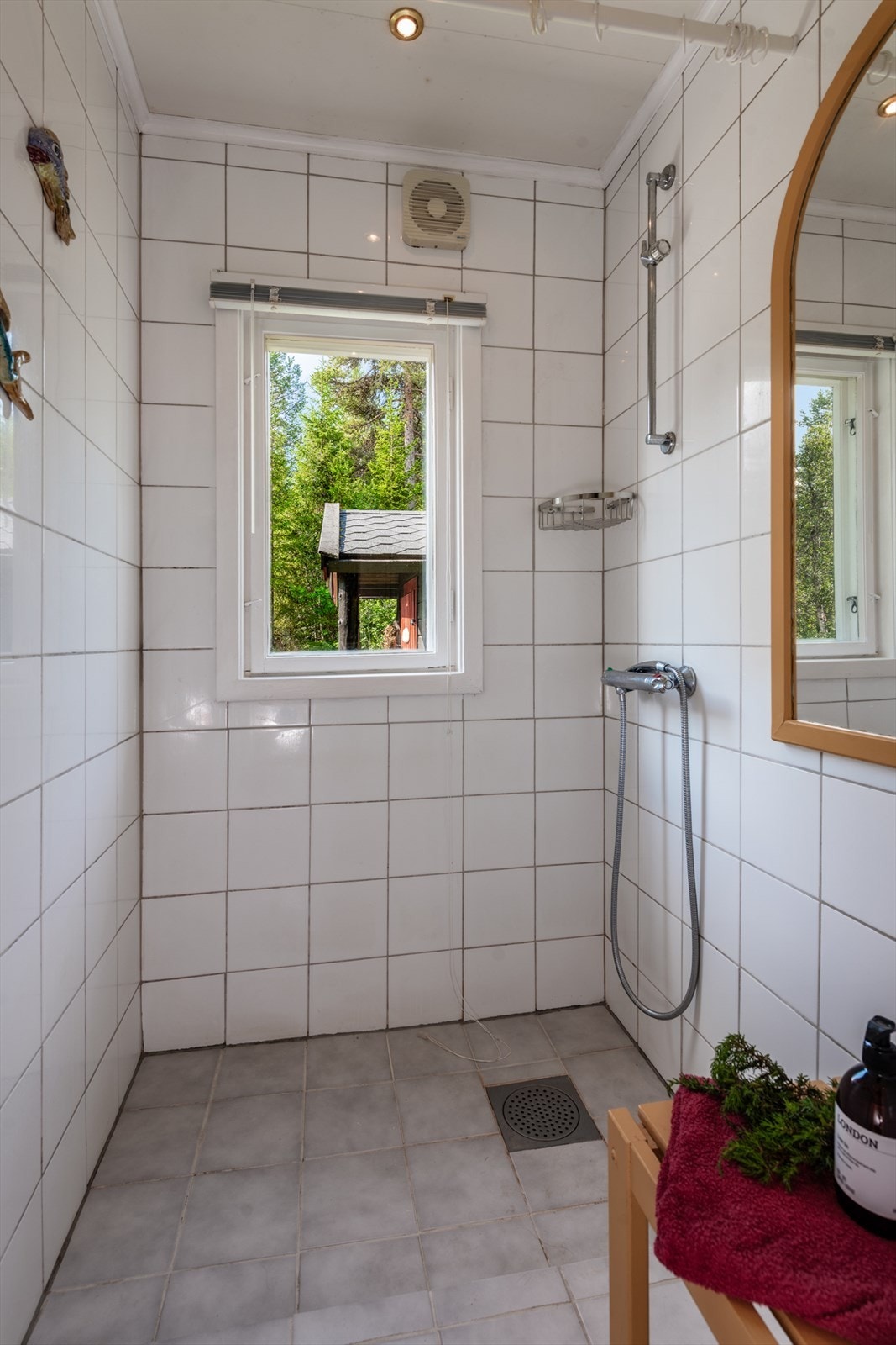 Dusjrom med flislagte overflater. Galleribilde