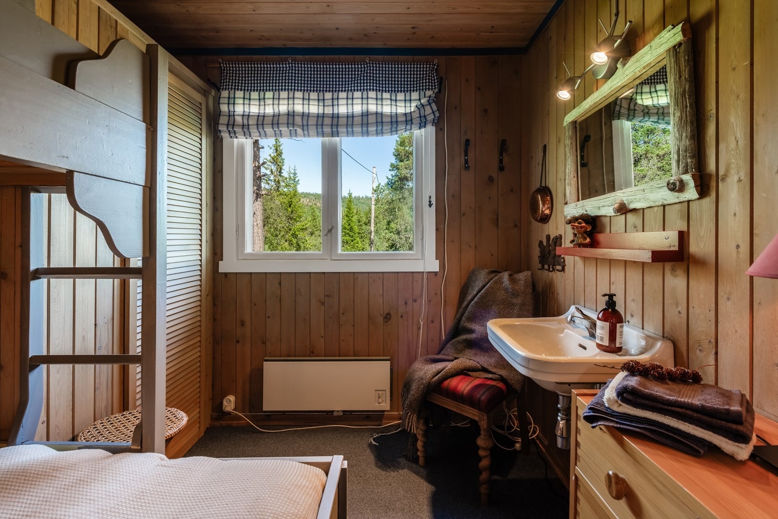 Soverom 1 med familiekøye. Servant. Galleribilde