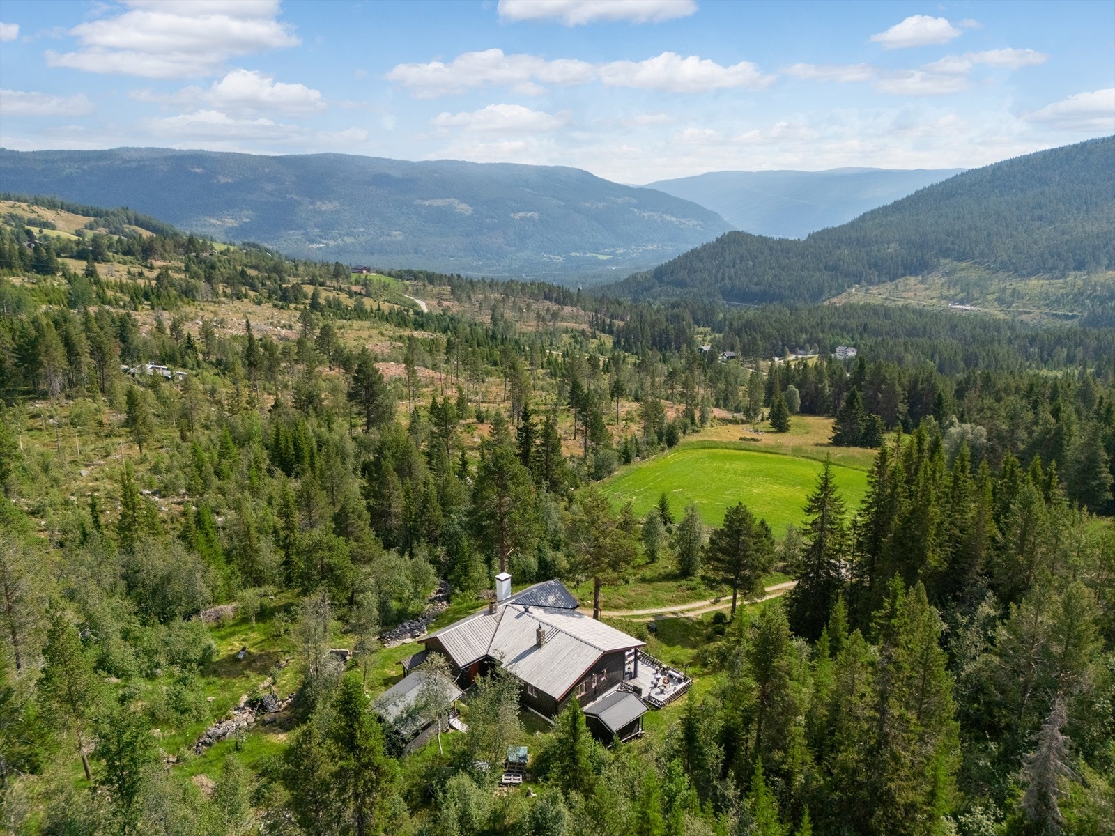 Eiendommen ligger ca 9,5 km øst for Geilo sentrum, i et stille og rolig område med spredt bolig og fritidsbebyggelse. Galleribilde