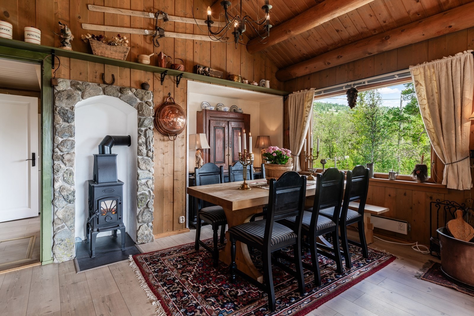 Koselig spisestue med vedovn. Galleribilde