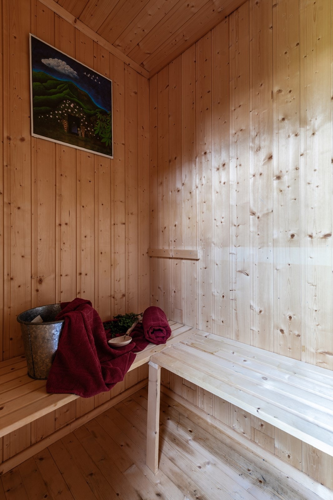 Badstue med trebenker og elektrisk badstueovn. Galleribilde